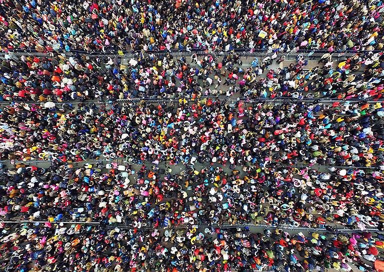 Гуанчжоу, Китай. Около 50 тысяч пассажиров, спешащих домой, чтобы встретить Праздник весны (китайский Новый год), застряли на городском вокзале после задержки ряда поездов из-за погодных условий