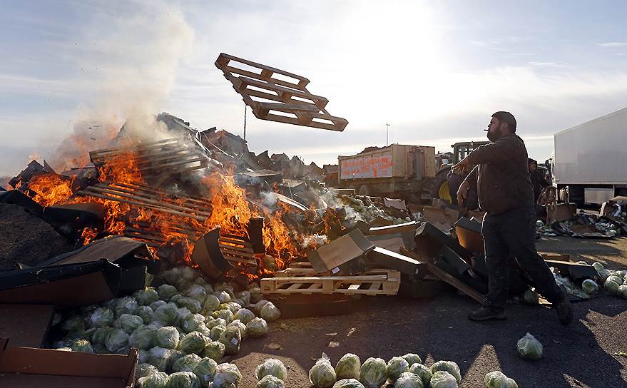 Арль, Франция. Акция протеста фермеров, блокирующих шоссе на подъезде к городу