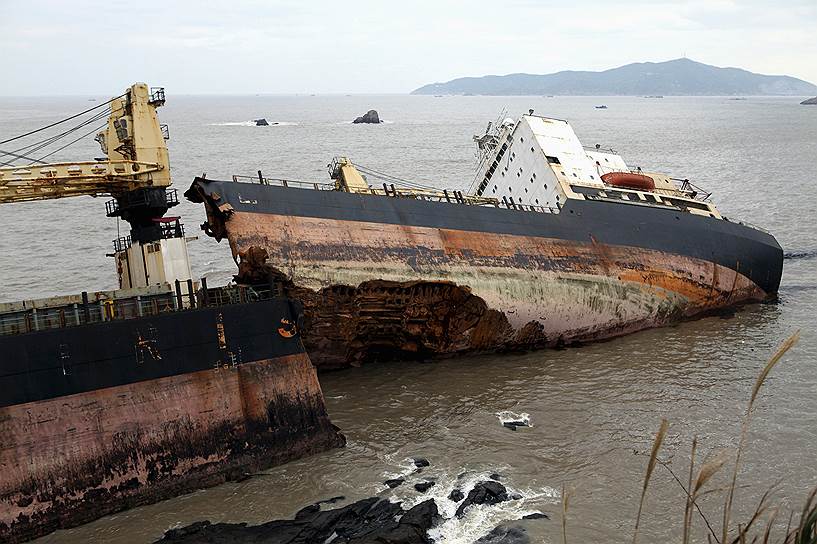 2009 год. Иранское торговое судно Zoorik развалилось на две части, сев на мель у восточного побережья Китая