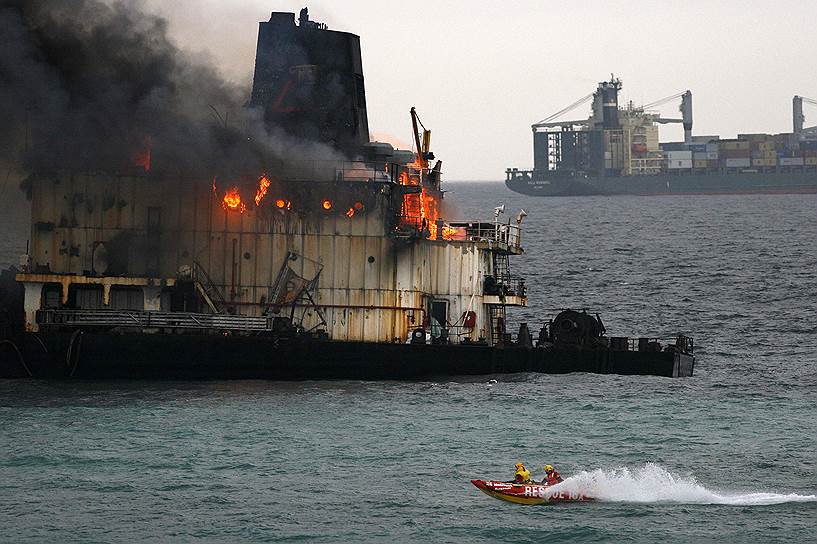 2010 год. Сильная качка судна вызвала разлив нефти, которая впоследствии загорелась