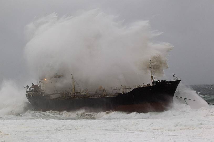 2011 год. Корабль, который сорвался с буксира и сел на мель у побережья Шеффилда в 60 км к северу от Дурбана (ЮАР)