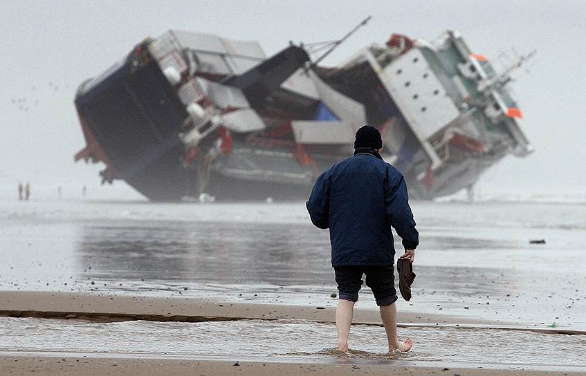 2008 год. Грузопассажирский паром Riverdance, севший на мель у северо-западного побережья Великобритании из-за сильного шторма