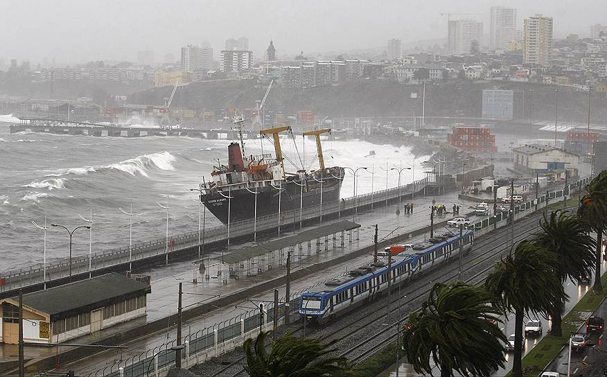 2010 год. Штормовые волны подхватили коммерческое судно у побережья Вальпараисо в Чили