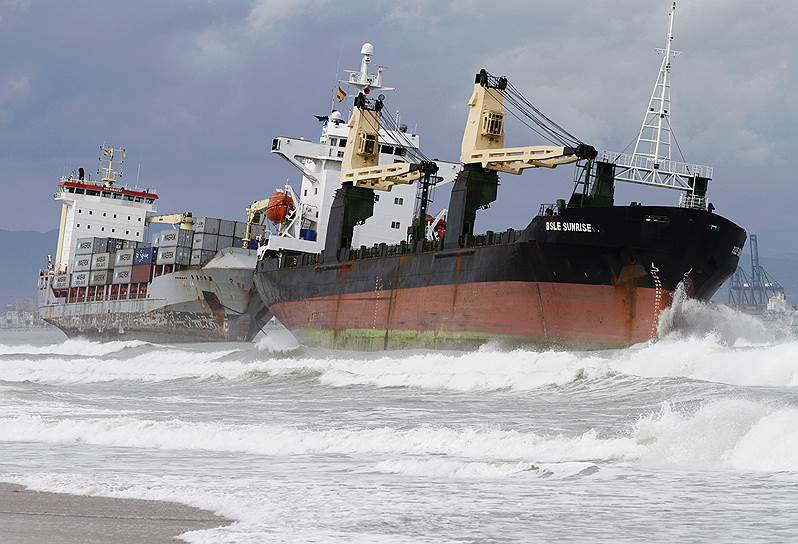 2012 год. Грузовые суда Celia и BSLE Sunrise выбросило на пляж Валенсии во время шторма
