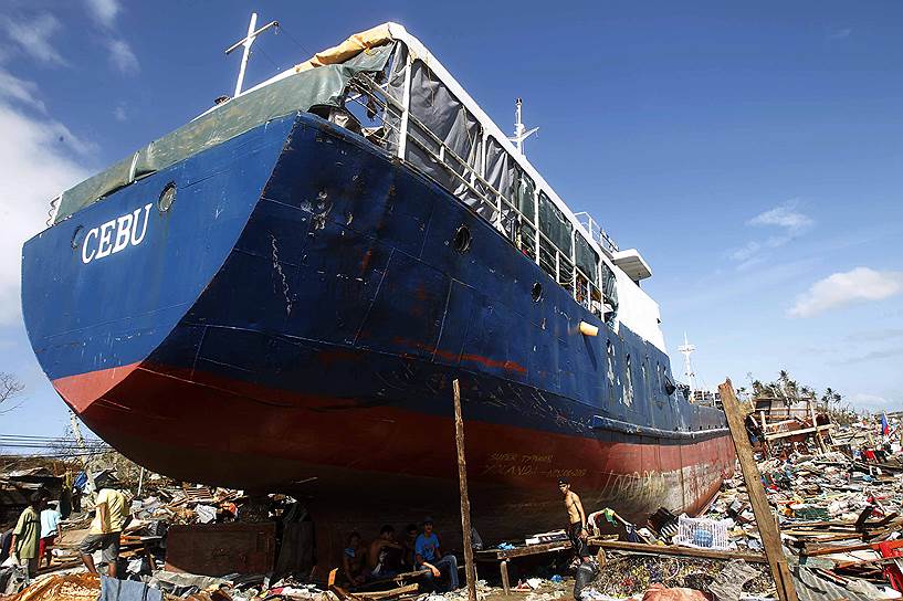 2013 год. Тайфун «Хайян» выбросил на берег грузовое судно и превратил побережье Филиппин в мусорную свалку