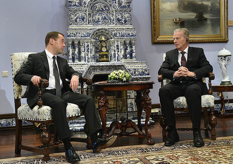 Председатель правительства России Дмитрий Медведев (слева) и вице-канцлер Австрии Райнхольд Миттерленер (справа) 