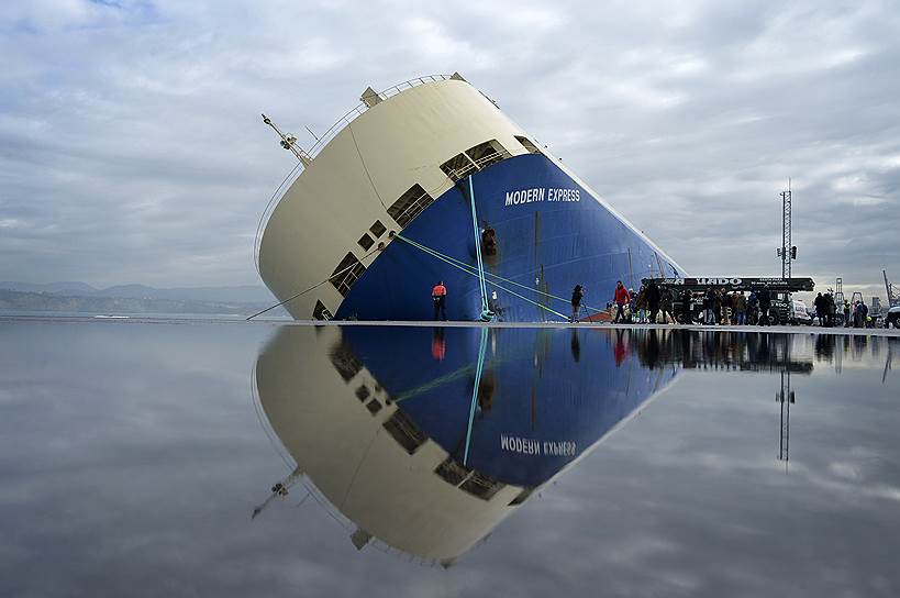 Сьервана, Испания. Грузовое судно Modern Express, потерпевшее крушение у берегов Франции, отбуксировано в порт Бильбао