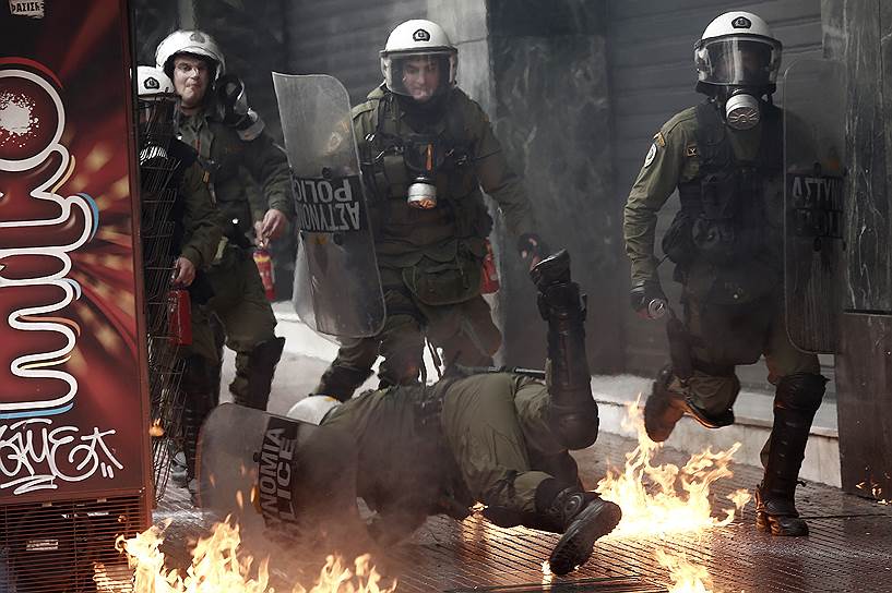 Афины, Греция. Всеобщая забастовка против пенсионной реформы переросла в столкновения с полицией с применением «коктейлей Молотова»
