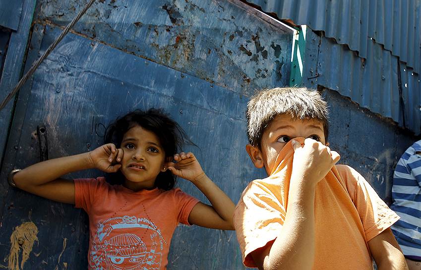 Сан-Хосе, Коста-Рика. Дети закрывают уши и нос во время обработки квартала от москитов с целью остановить распространение вируса Зика
