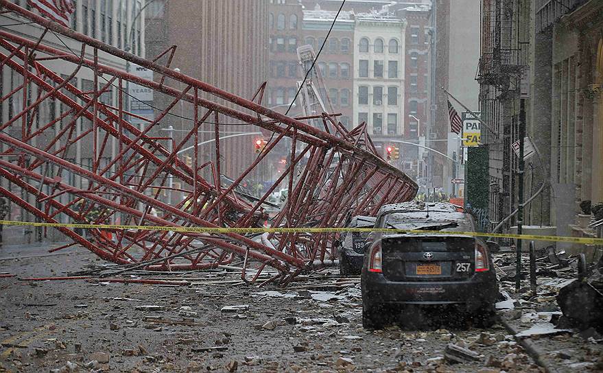 Нью-Йорк, США. Последствия обрушения башенного крана в центре Манхэттена