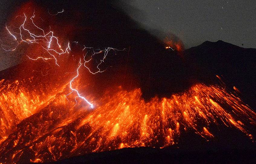 Тарумидзу, Япония. Извержение вулкана Сакурадзима