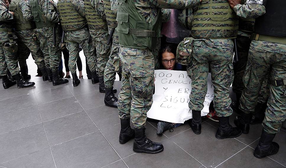 Кито, Эквадор. Солдаты, сдерживающие протестующих против визита президента Турции Тайипа Эрдогана