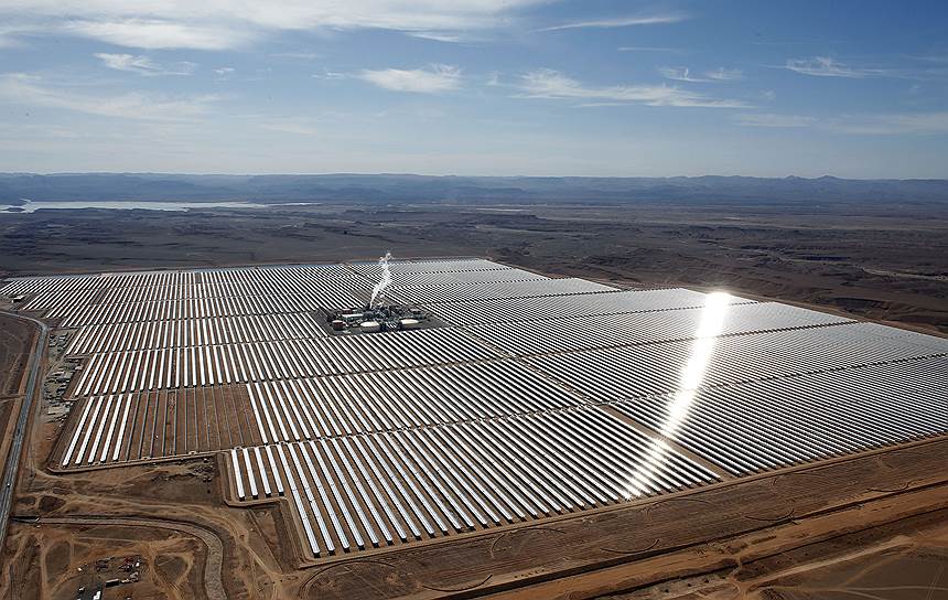 Уарзазат, Марокко. Первая очередь энергетического комплекса Нур-Уарзазат, принятая в эксплуатацию королем Марокко. К моменту завершения строительства в 2020 году комплекс должен стать крупнейшей солнечной электростанцией в мире и вырабатывать количество энергии, сравнимое с мощностью АЭС