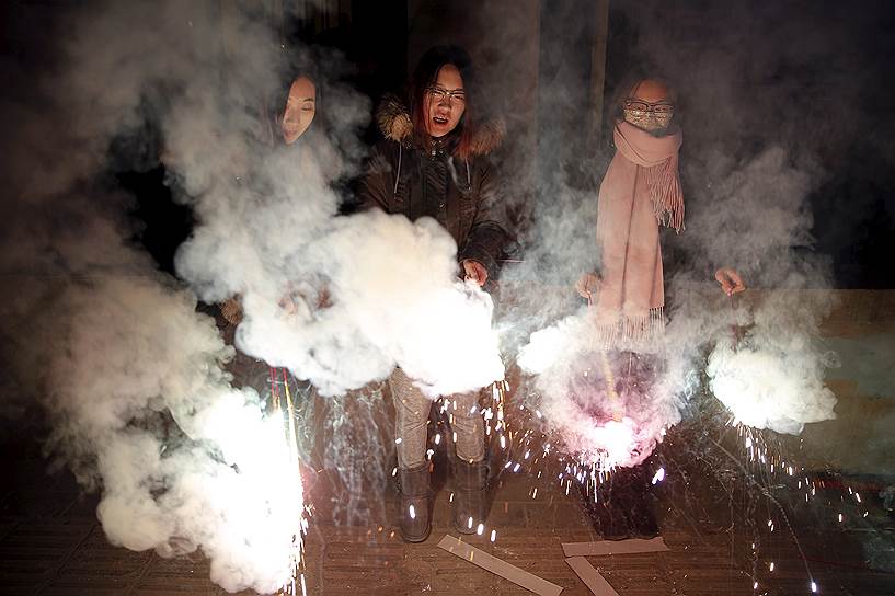 Жители Пекина запускают фейерверки, Китай