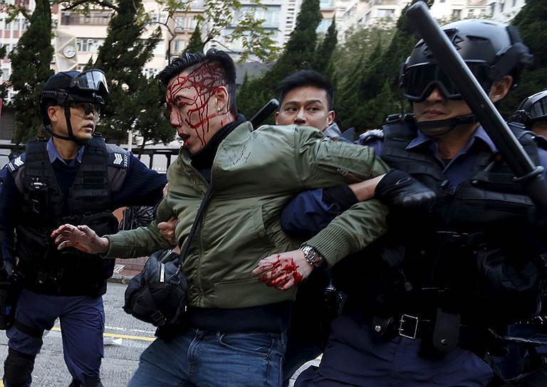 Гонконг, Китай. Столкновения протестующих против сноса несанкционированных торговых точек с полицией