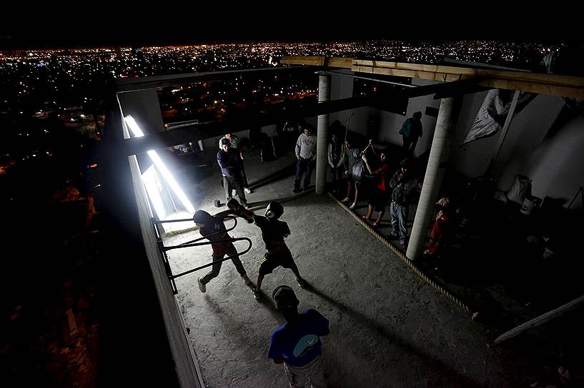 Монтеррей, Мексика. Тренировка боксеров на крыше дома в бедном районе Серро-де-ла-Камплана, используемого в качестве спортивного центра