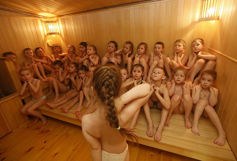 Красноярск, Россия. Дети греются в сауне перед обливанием ледяной водой