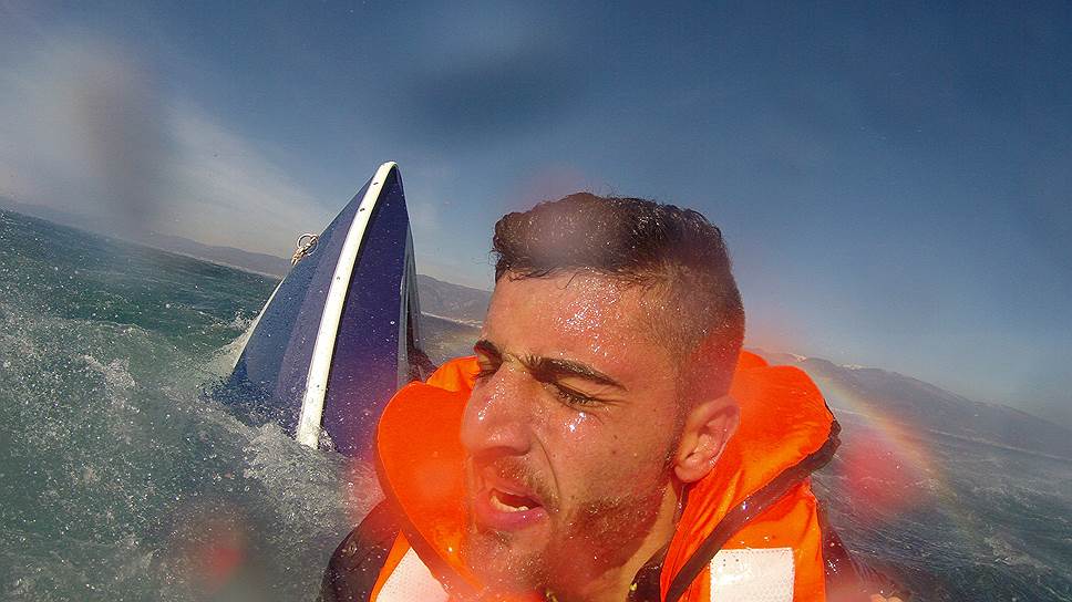 Эдремит, Турция. Мигрант, спасенный турецкой береговой охраной с тонущей лодки, на которой он пытался добраться до берегов Греции