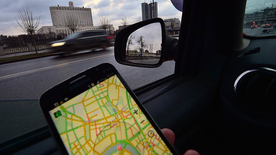 В Госдуме хотят изменить ПДД и КоАП таким образом, чтобы можно было наказывать водителей за пользование смартфонами за рулем