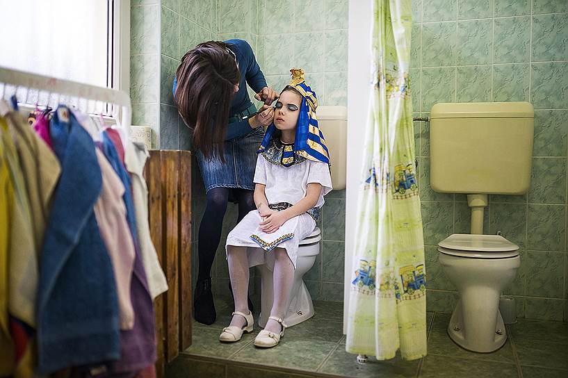 Ньиредьхаза, Венгрия. Подготовка к карнавалу в детском саду
