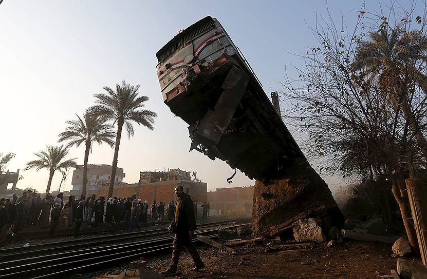 Египет, Бени Суэф. Толпа людей смотрит на обломки поезда, который сошел с рельсов