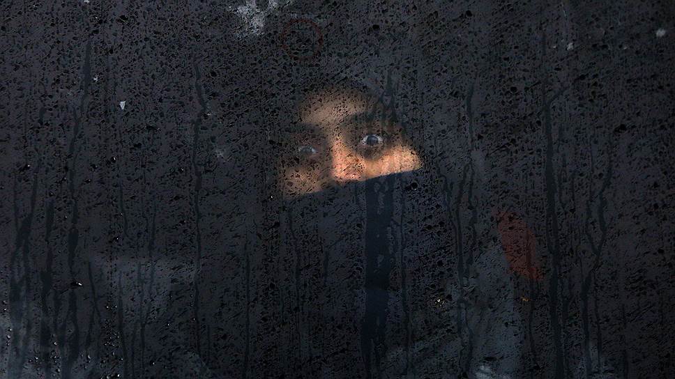 Хорватия. Мигрант выглядывает из окна поезда, который направляется в Западную Европу