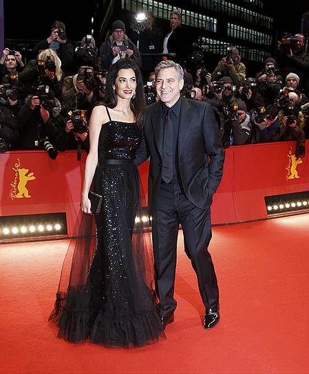 Исполнитель главной роли в фильме «Да здравствует Цезарь!» Джордж Клуни и его жена на ковровой дорожке фестиваля