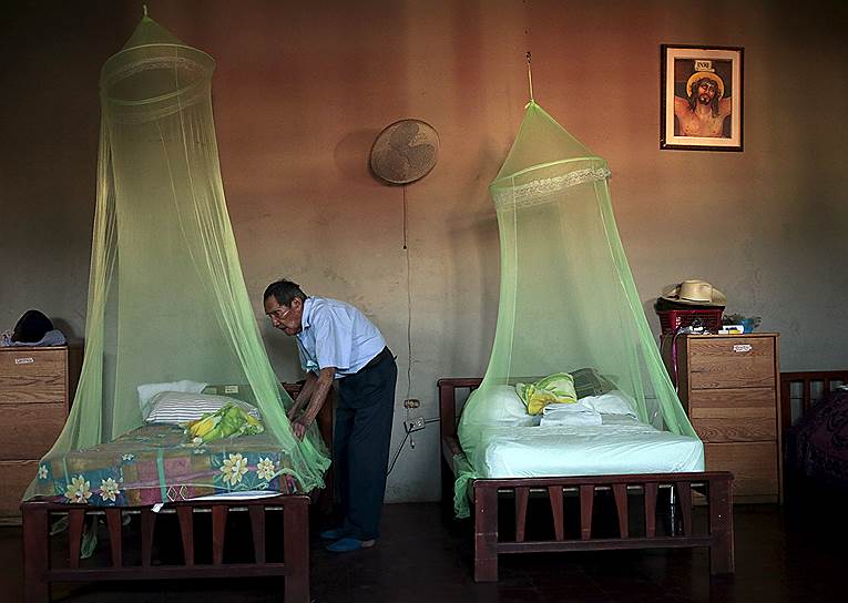 Масая, Никарагуа. Установка антимоскитных сеток над кроватями в доме престарелых