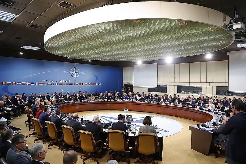 10 февраля. Началась встреча министров обороны НАТО в Брюсселе. Министры приняли решение ускорить реализацию запущенной в 2014 году программы «обороны и сдерживания в XXI веке». Главным объектом этого «сдерживания» будет Россия.