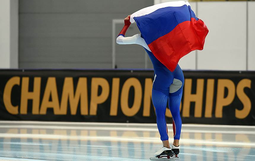  Российский спортсмен Денис Юсков, занявший первое место в забеге на 1500 м среди мужчин во время чемпионата мира по конькобежному спорту на отдельных дистанциях
