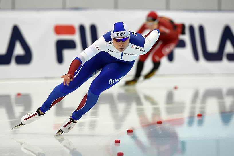 Российский конькобежец Ольга Фаткулина во время забега среди женщин на дистанцию на 1000 метров