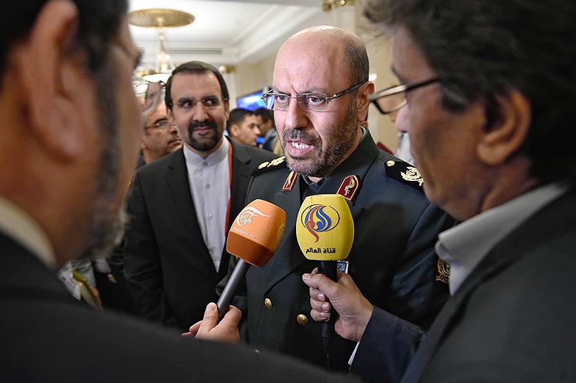 Министр обороны Ирана Хосейн Дехган (в центре)