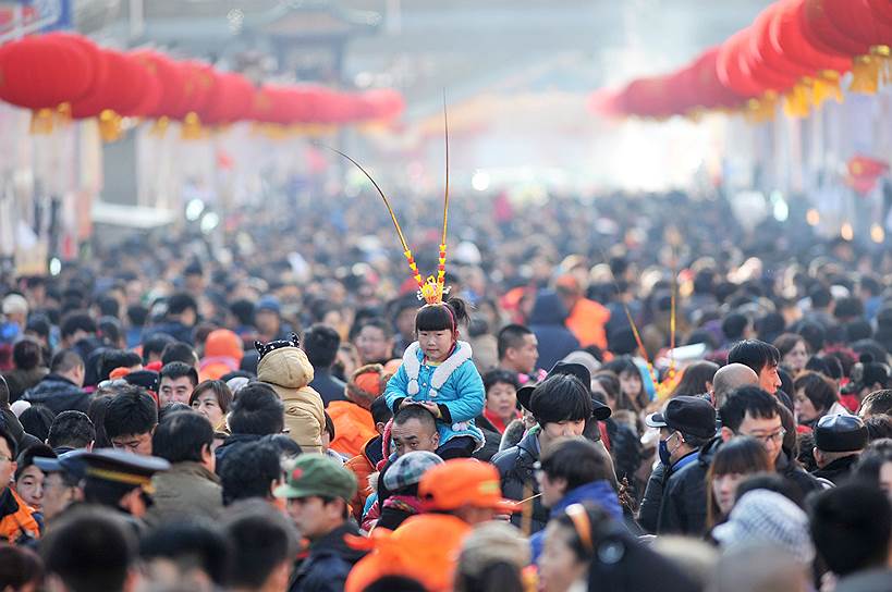 Циньдао, Китай. Посетители фестивальной ярмарки, организованной в рамках празднования Нового года по лунному календарю