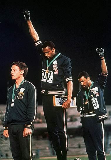 На олимпийских играх 1968 года американские атлеты Томми Смит и Джон Карлос вышли на церемонию награждения в черных перчатках в знак протеста против расизма в США