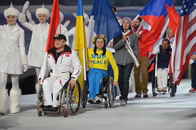 В 2014 году на закрытии Паралимпиады украинская биатлонистка Людмила Павленко выехала на арену в украинском венке и футболке в цветах национального флага с надписью «Мир» на русском и английском языках