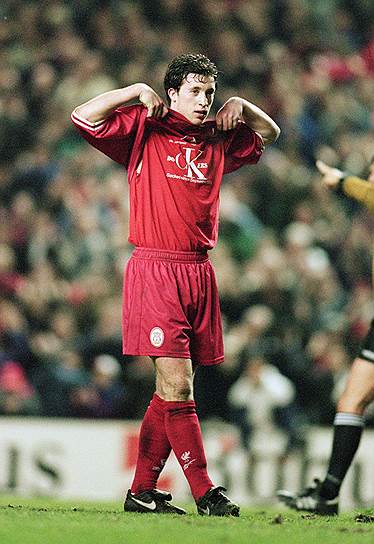 Британский футболист Робби Фаулер, забив второй гол в ворота норвежской команды Brann Bergen в марте 1997 года, стянул с себя футболку с логотипом спонсора, под которой обнаружилась другая, красная, с надписью «С 1995 года уволено 500 ливерпульских докеров»