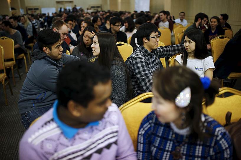 Янпхен, Южная Корея. Молодые пары во время ориентации перед церемонией массового бракосочетания, проводимой Церковью Объединения