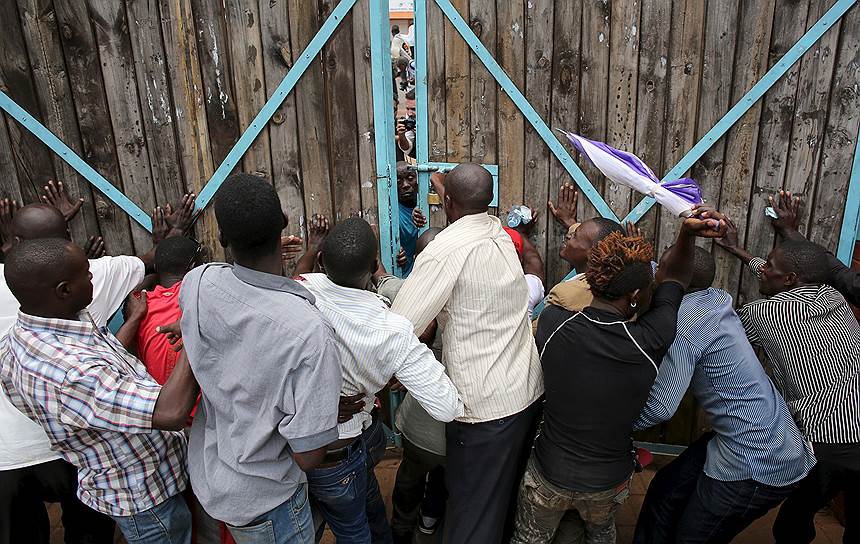 Кампала, Уганда. Сторонники лидера оппозиции Киззы Бесидже пытаются не дать полиции войти в его офис