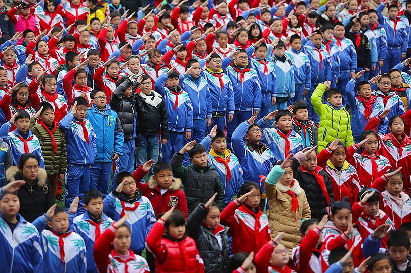 Цзюцзян, Китай. Школьники во время церемонии поднятия государственного флага