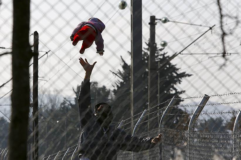 Гевгелия, Македония. Мигрант, играющий с ребенком в ожидании разрешения на въезд в страну