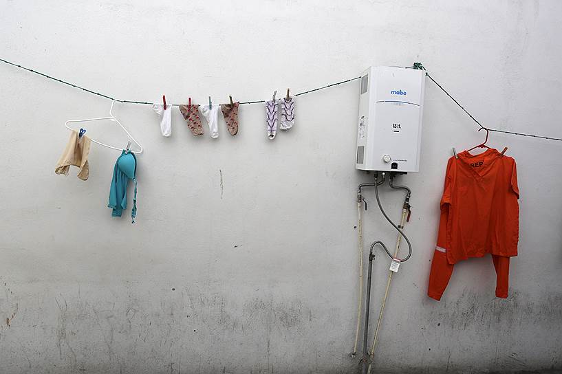 Монтеррей, Мексика. Выстиранная женская одежда в тюрьме «Топо Чико»
