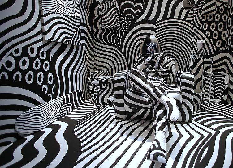 Токио, Япония. Арт-инсталляция «Ослепляющая комната» художника Сигэки Мацуямы на выставке моды и дизайна «Room 32»