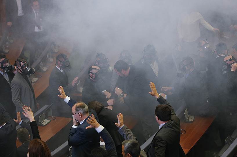 Приштина, Косово. Оппозиционные депутаты распылили слезоточивый газ, чтобы заблокировать работу заседания парламента
