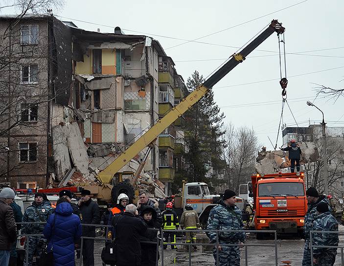 16 февраля. В Ярославле в результате взрыва бытового газа обрушился подъезд пятиэтажного жилого дома 