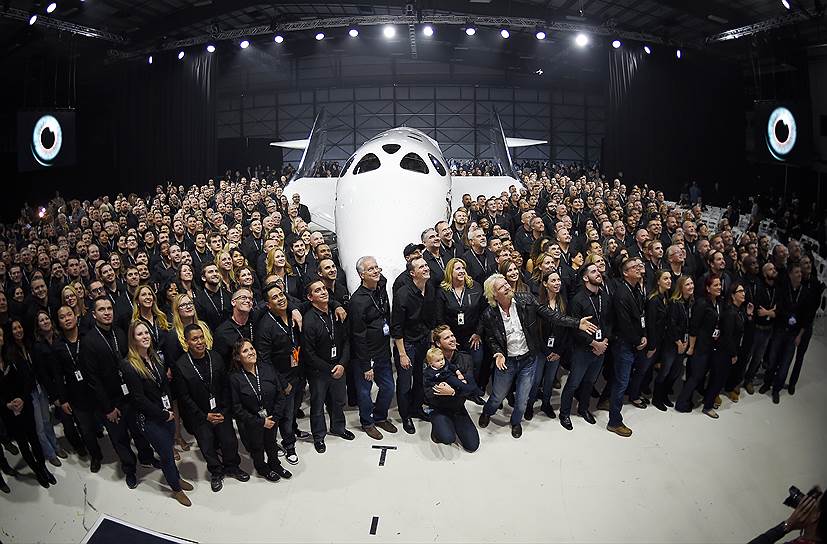 Ричард Брэнсон и команда сотрудников Virgin, работавших над проектом, позируют у суборбитального космического корабля многоразового использования SpaceShipTwo