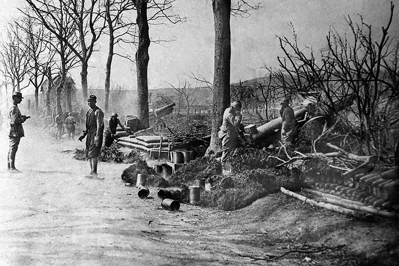 В начале наступления немцам сопутствовал успех и к 25 февраля французы потеряли почти все свои форты. Однако французское командование смогло избежать окружения верденского укрепленного района. На 6000 автомобилях французы перебросили  войска с других участков фронта и за период с 27 февраля по 6 марта к Вердену было доставлено около 190 тыс. солдат и 25 тыс. тонн военных грузов. Немецкое наступление оказалось остановлено