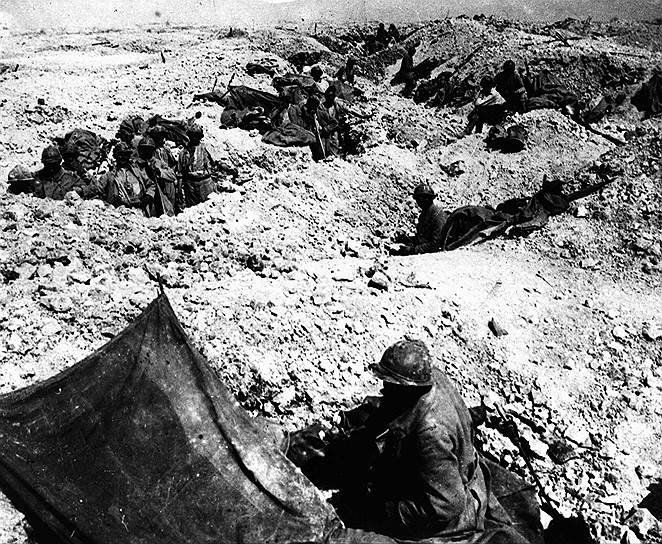 2 июня 1916 года германские войска под командованием генерала Эдвальда фон Лохова перешли в наступление на правом берегу реки Маас. Наступление поддерживала мощная артиллерийская позиция, составленная из 26 тяжелых мортир и 24 крупнокалиберных гаубиц, которые провели двухдневную артподготовку, ставшей одной из наиболее интенсивных в сражениях Великой войны: германская  артиллерия  делала  около 150 тысяч выстрелов в сутки 