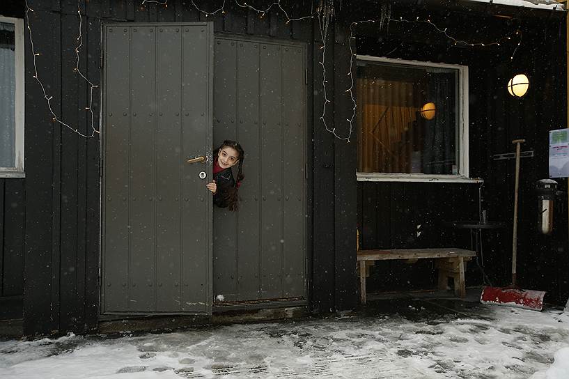 Больше всех снегу радуются дети, которые раньше не знали о зимних забавах