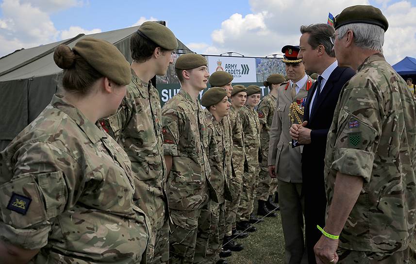 В последнюю субботу июня в Великобритании ежегодно отмечается национальный День вооруженных сил. Праздник был учрежден в 2006 году и изначально назывался День ветеранов, однако в 2009 году название было изменено, чтобы можно было поздравлять не только бывших, но и действующих военнослужащих