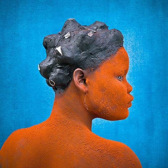 Автор: Patrick Willocq, France. На фото изображена женщина из Демократической республики Конго, впервые ставшая матерью. Согласно традициям племени пигмеев Ekondas, это событие является важнейшим в жизни женщины. В ходе специального ритуала их тела и волосы покрываются особыми красками